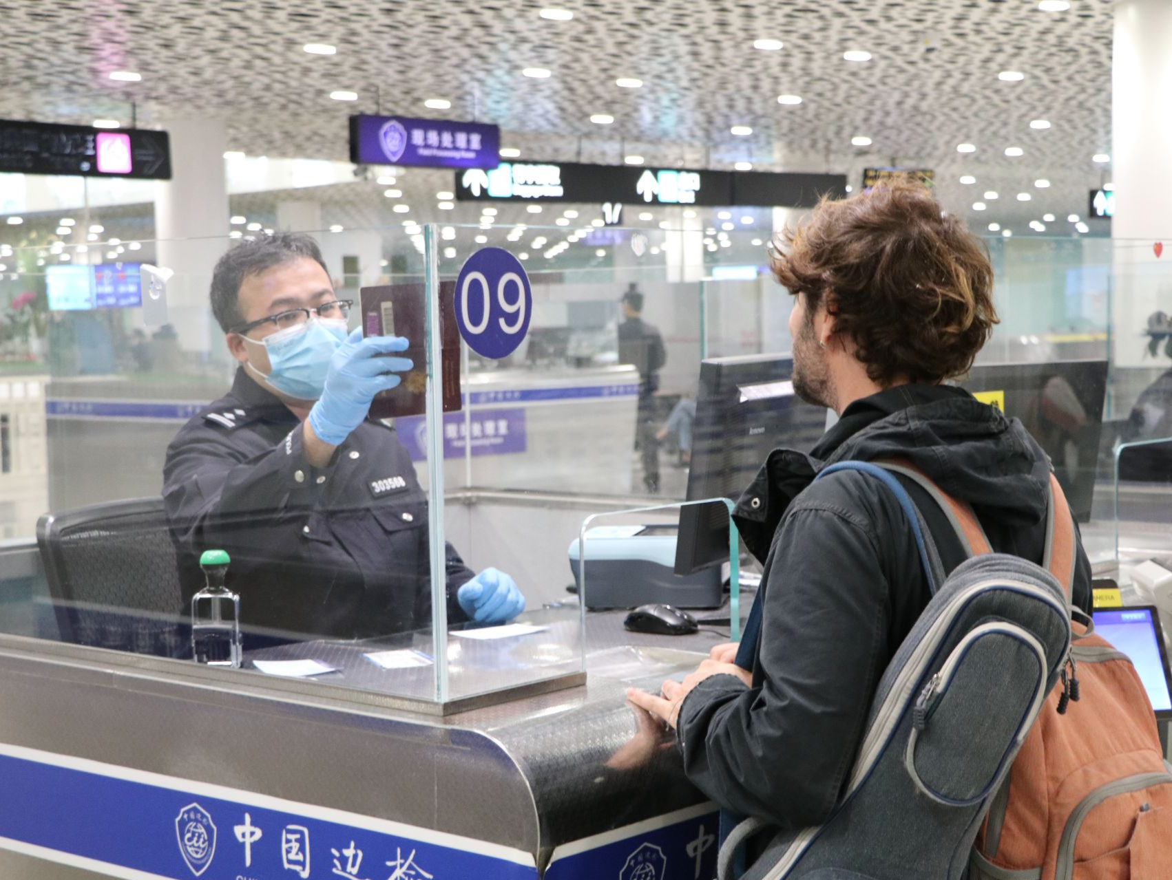 6国试行单方免签首日，深圳口岸迎首批入境旅客