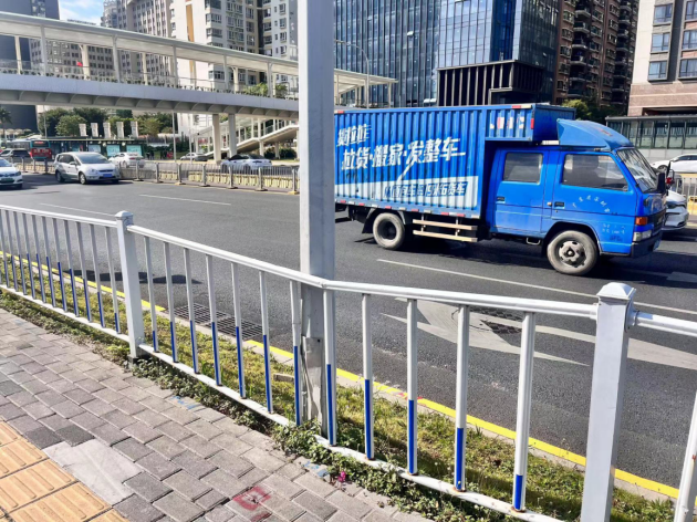 民呼我应｜护栏松动“靠不住” 行人险些摔出马路 施工方：立即加固