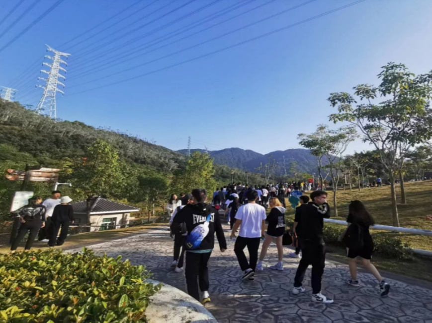 哈工大（深圳）开展实践教学活动 带领留学生走读深圳感知中国