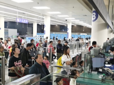 元旦假期首日，深港旅客跨境出行热情高涨