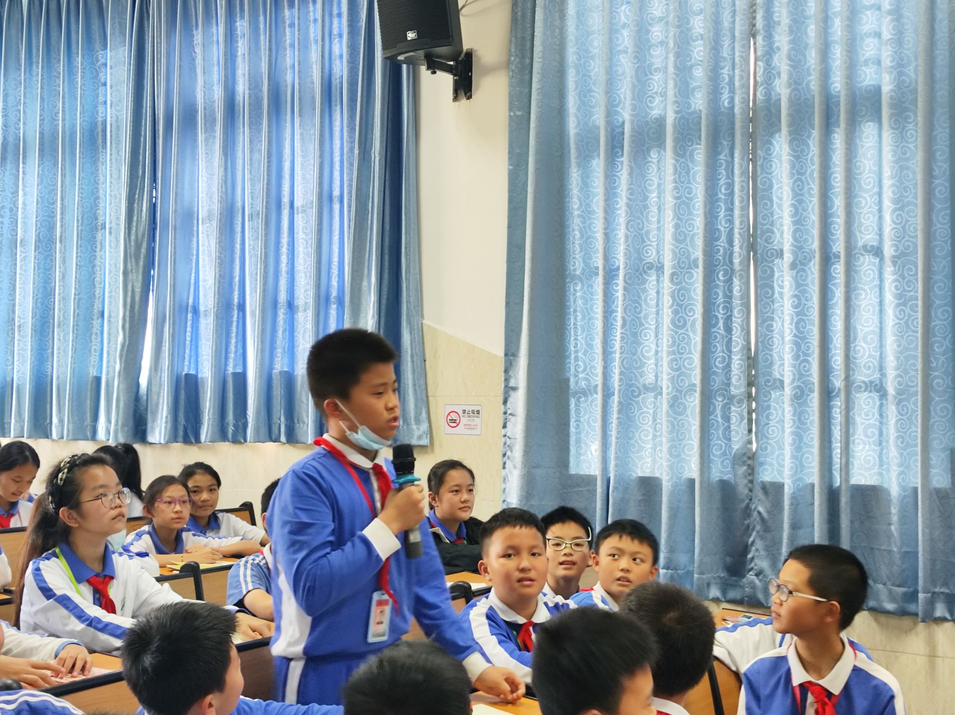 龙华区民治街道群防群治宣传活动进校园，向学生普法并讲解反诈、禁毒等知识