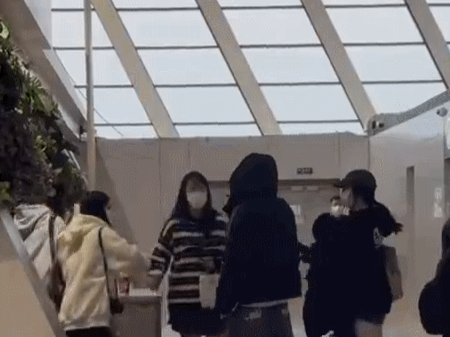 “私生”太疯狂！男歌手在机场被多名女子泼水，警方通报