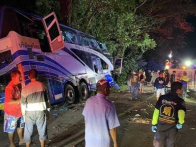 泰国一旅游大巴发生车祸，致14死35伤 