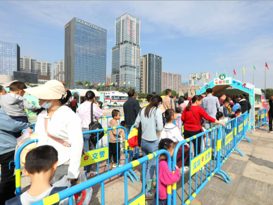 深圳交警举行“全国交通安全日”主题宣传活动
