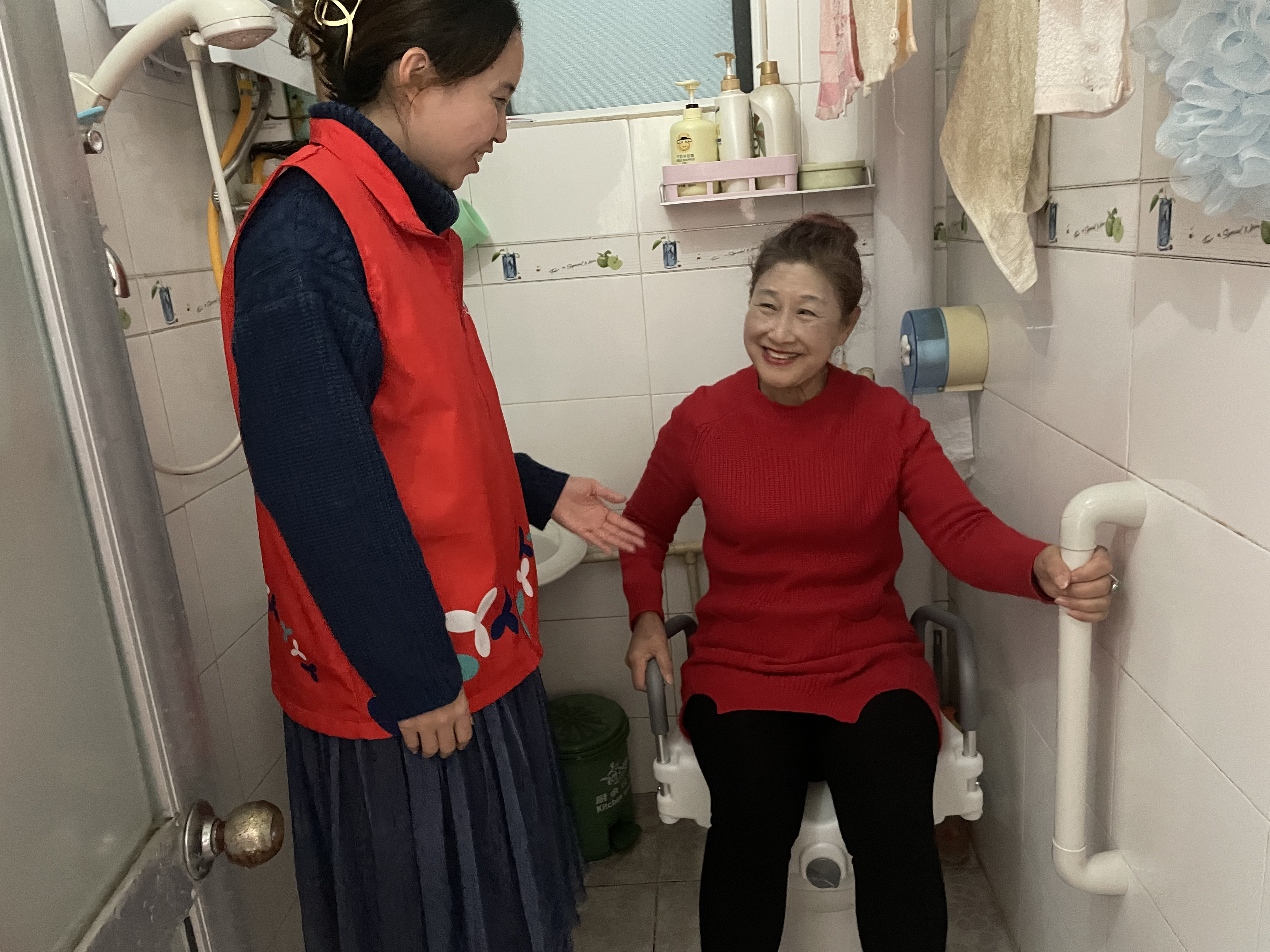龙岗区南湾街道南新社区为老年人改造居家设施