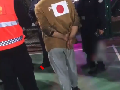 国家公祭日一男子贴日本国旗出行，当地警方：已行拘