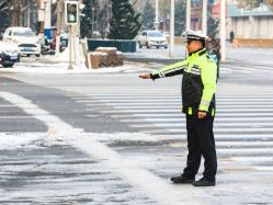 受降雪及路面结冰影响，全国多地境内111个路段封闭 