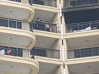 广东惠州一高楼起火致2人死亡，有住户高空爬阳台逃生 