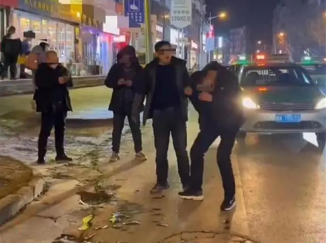 陕西绥德一公职人员殴打出租车司机，已被行拘15日并停职