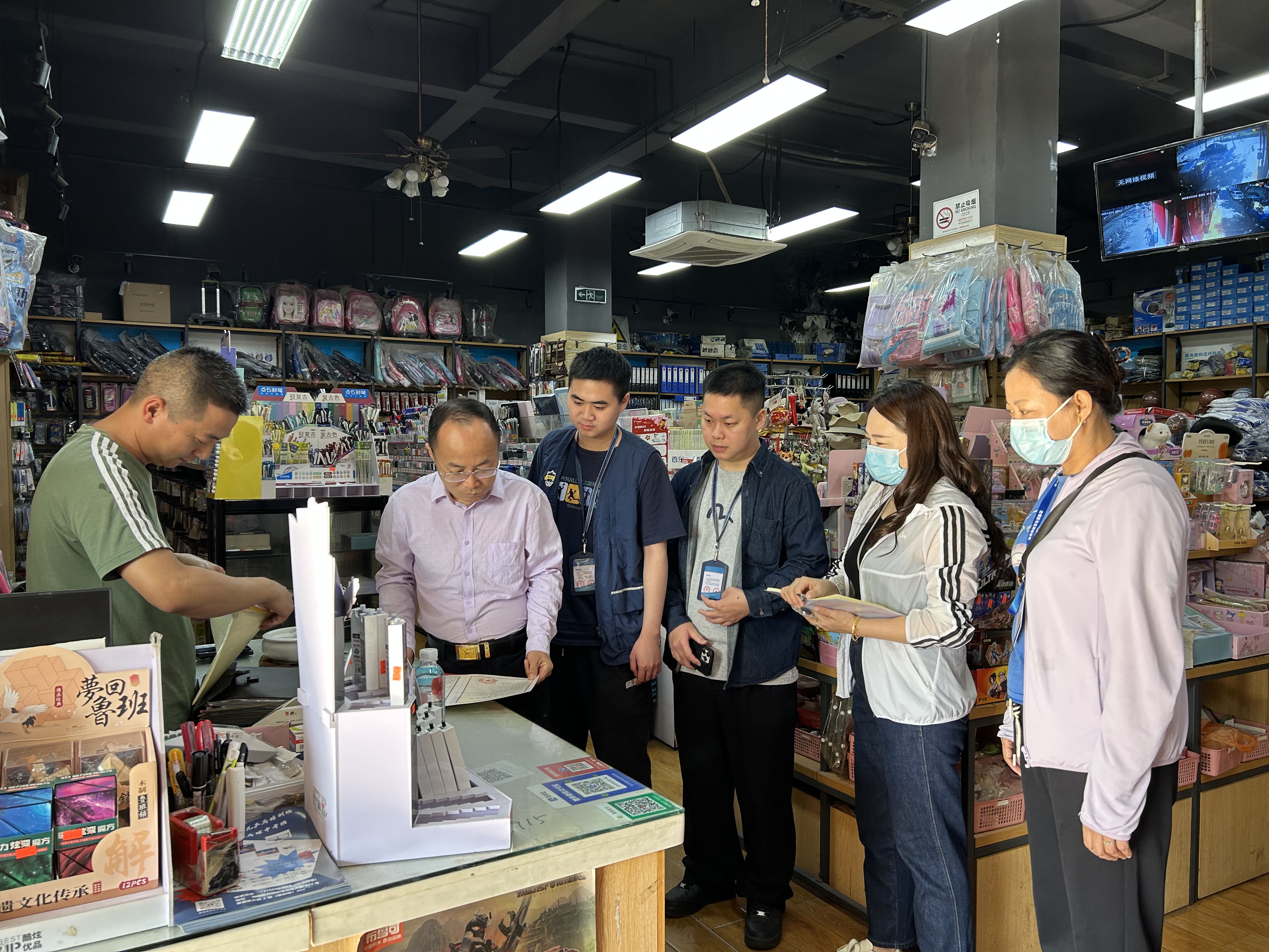 凤凰街道开展有害未成年人产品专项清查行动