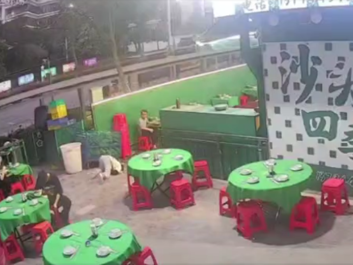 点赞！餐厅员工心脏骤停突然倒地，退役军人紧急救援