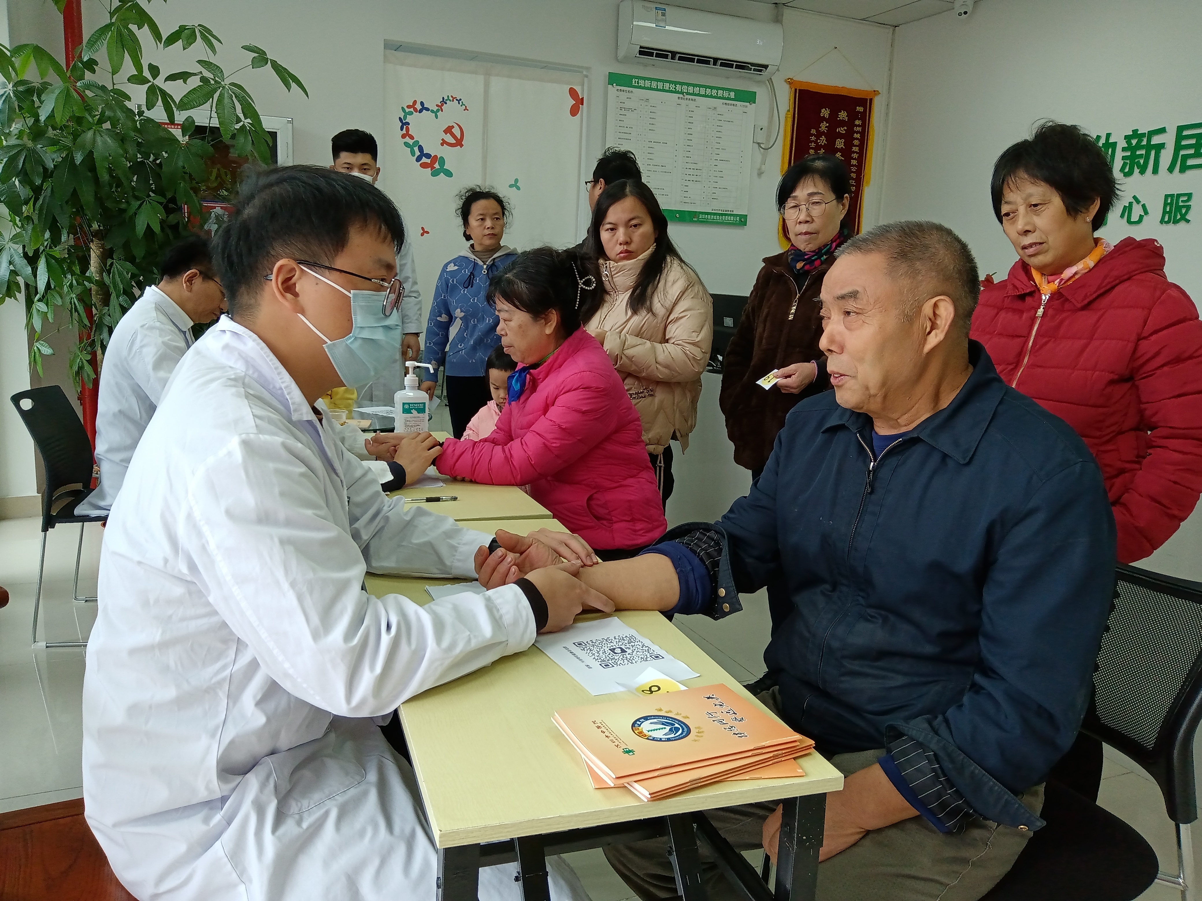 中医师走进凤凰社区物业小区为居民“义诊”