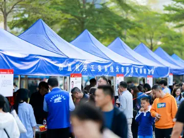 市直机关志愿服务集市开市  “蓝马甲”现场为市民提供多项志愿服务