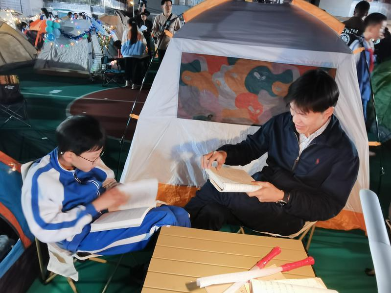 翠北夜读，邂逅最美“阅”光！翠北实验小学亲子家庭帐篷夜读活动受欢迎