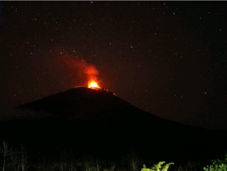 印尼火山喷发！烟柱高达500米