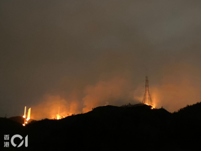 突发！400米火龙 “夜袭”香港山头，现场火势猛烈
