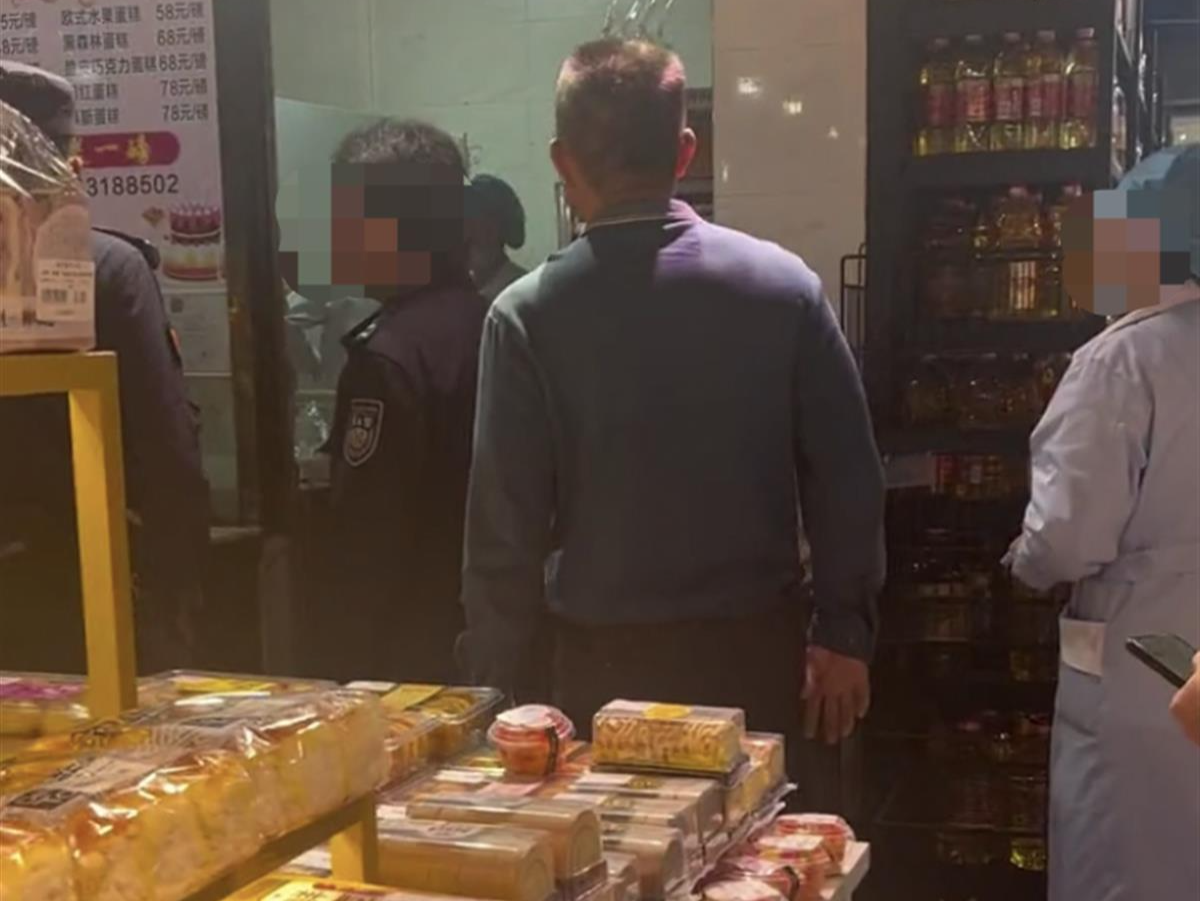 痛心！面包店主2岁儿子掉进面粉搅拌机身亡