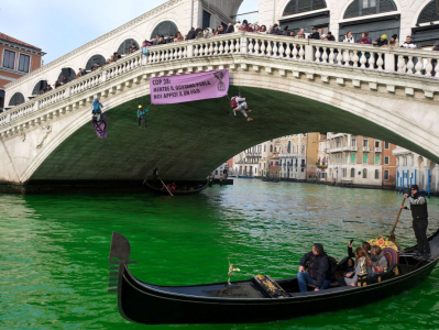 抗议COP28！意大利环保人士将威尼斯大运河染成“荧光绿”