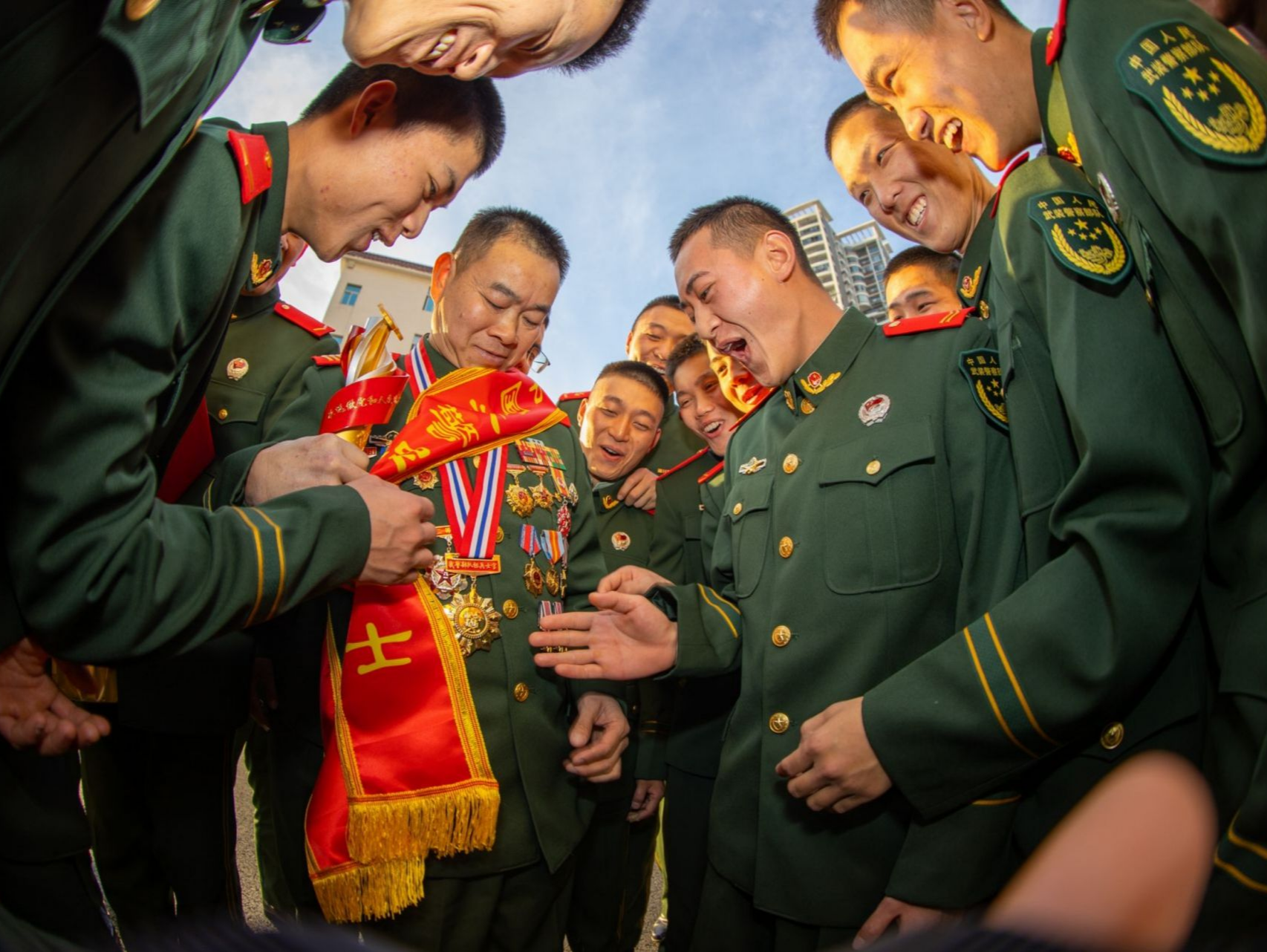 荣获“中国武警忠诚卫士”荣誉！这位深圳武警事迹感人肺腑