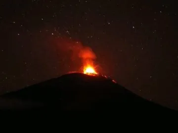 world搜索｜印尼喀拉喀托火山喷发，火山灰柱高达2000米！我领馆发布提醒