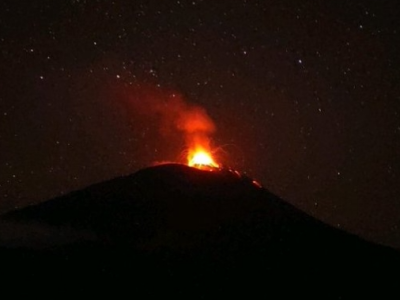world搜索｜印尼喀拉喀托火山喷发，火山灰柱高达2000米！我领馆发布提醒