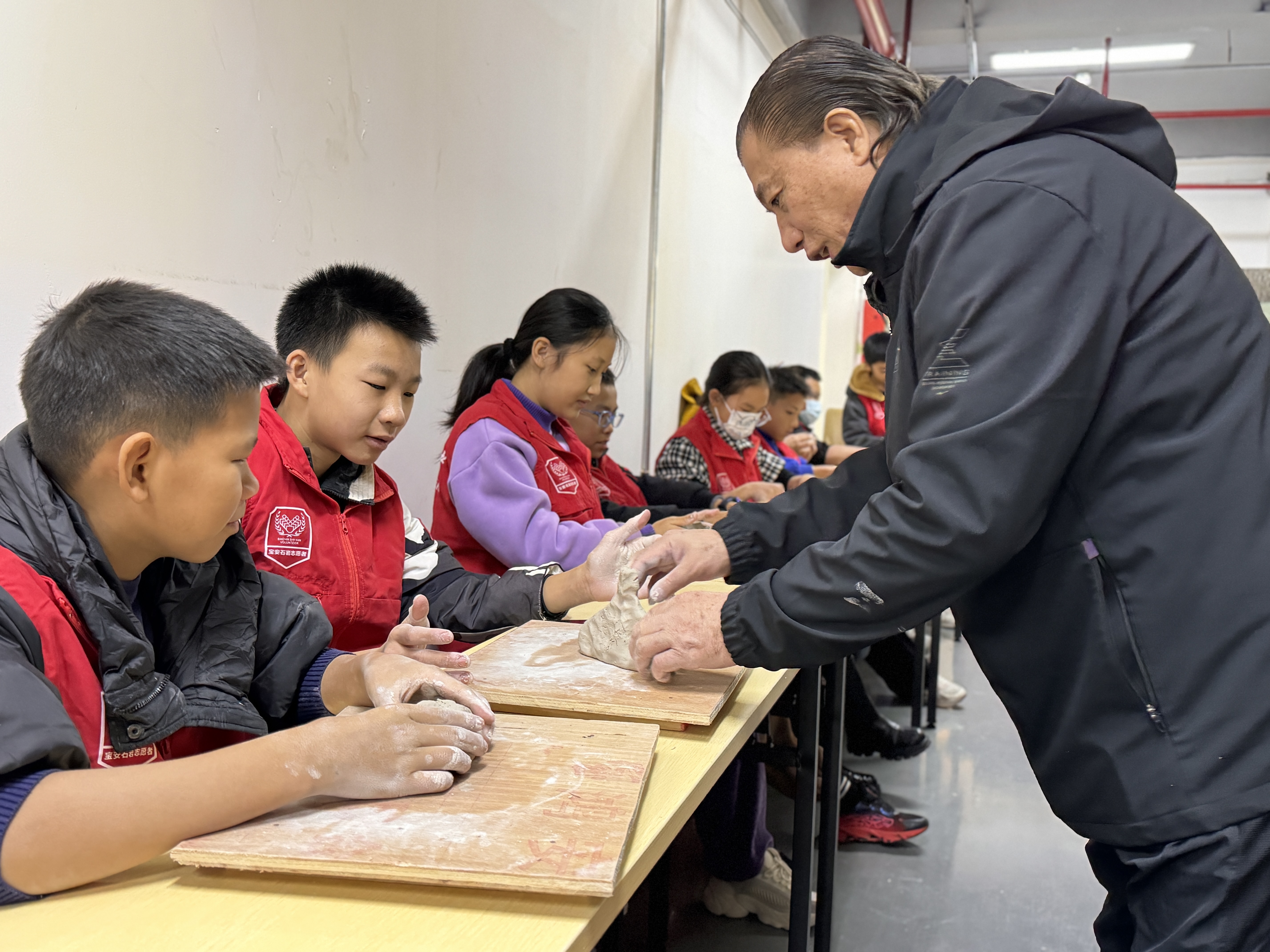 陶艺名家梁冰走进劳务工博物馆开展研学活动，让青少年感受陶艺之美