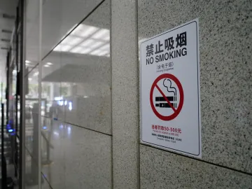 深圳三男子写字楼内吸烟被罚，专家：常态化督查可提升市民控烟意识
