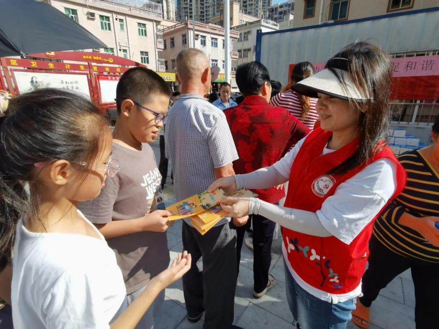 江边社区开展反家暴促和谐宣传活动