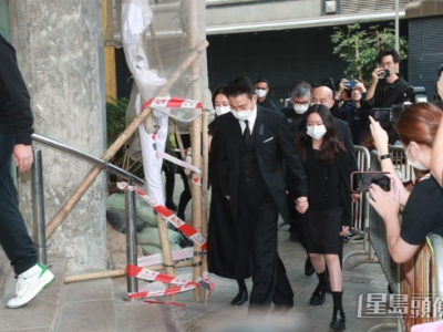 刘德华携妻女参加父亲葬礼，多位艺人送花牌悼念
