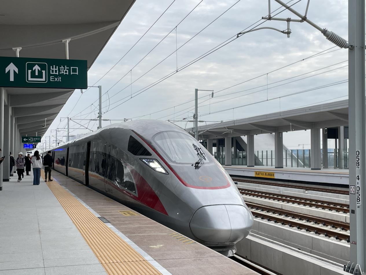 时速350公里汕汕高铁通车，粤东地区再添大通道，深汕帮扶协作更紧密