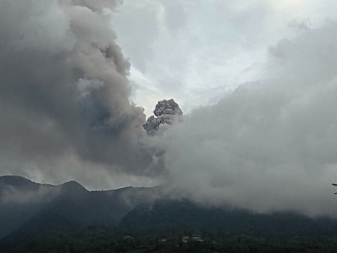 印尼马拉皮火山喷发已致17名登山者死亡