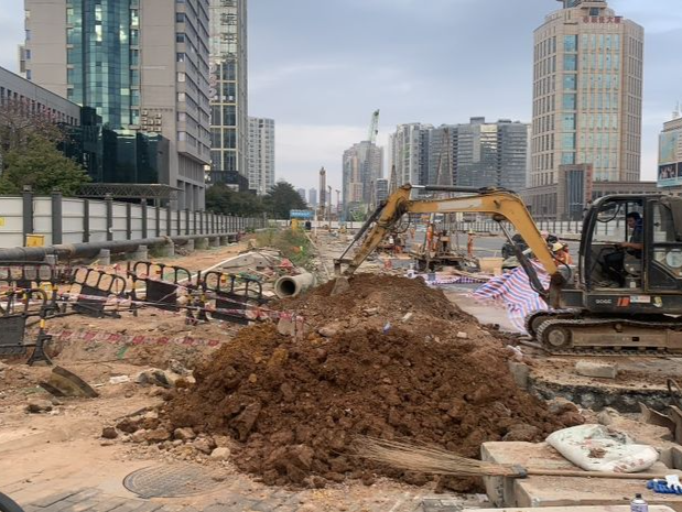 市民反映工地开放式施工污染环境，记者实地走访发现……