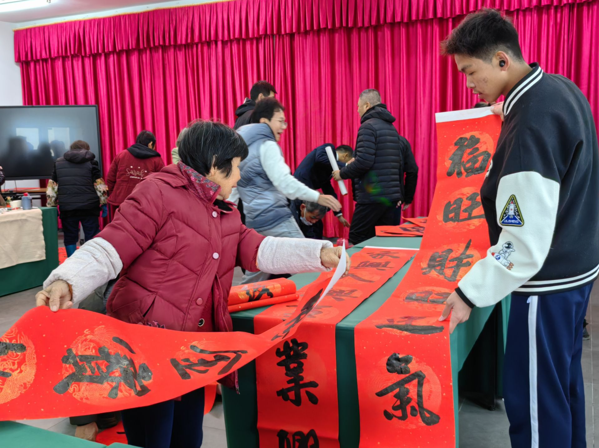 深河共建 圳在帮扶｜雅色“新年俗”，深圳报业集团携手书画家再赴雅色送春联