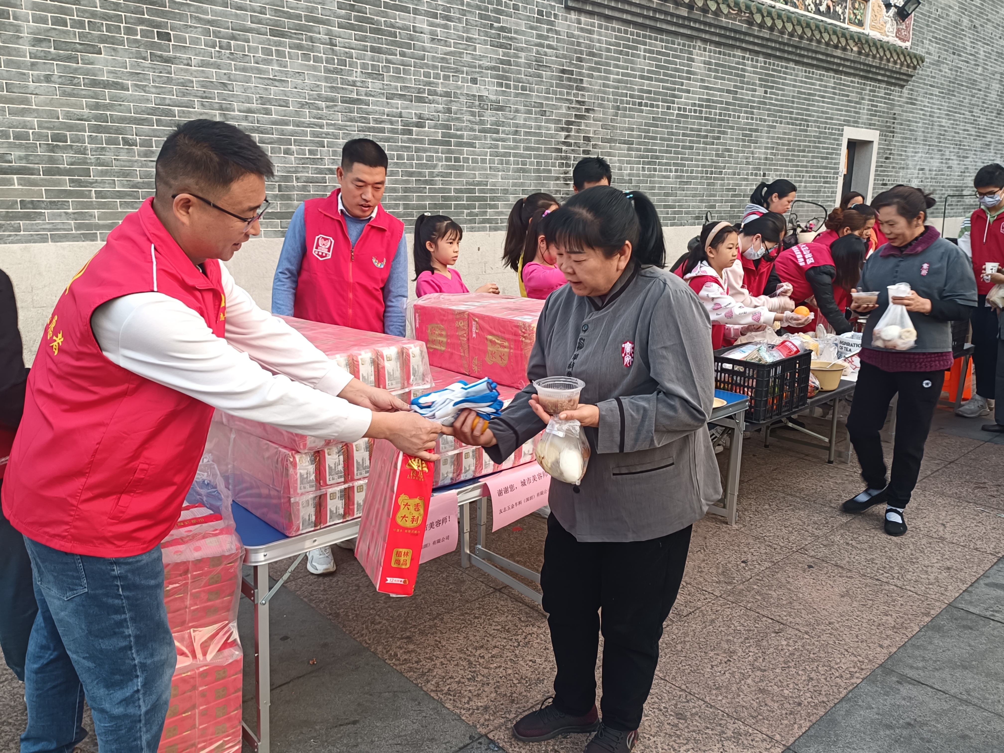 谢谢您，城市美容师！大王山社区“我爱我家，义起同行”关爱环卫在行动
