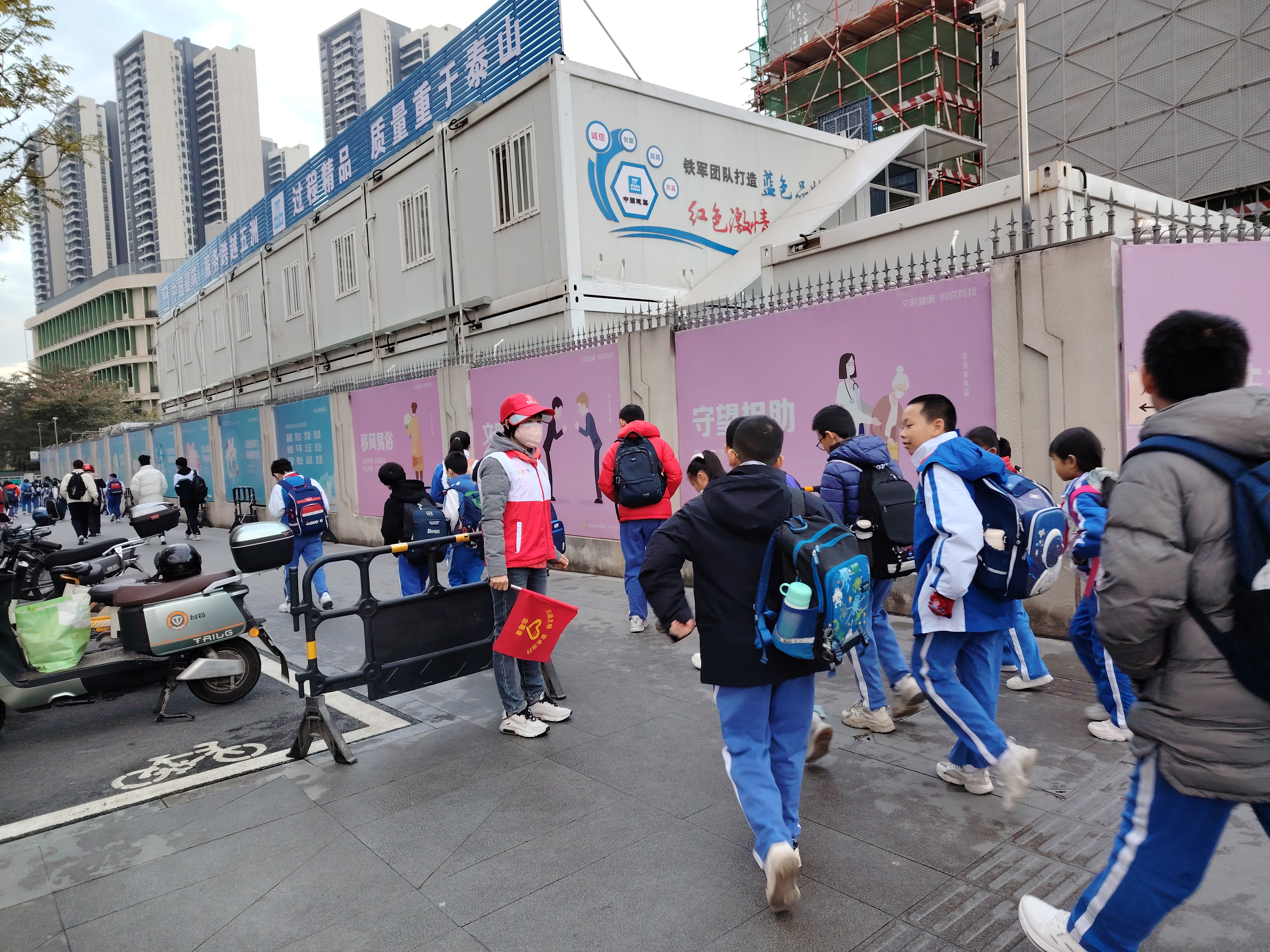 为学生上下学保驾护航，凤凰社区组织志愿者开展“护学”活动