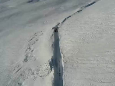 新疆阿勒泰数公里山路被掩埋，最长一段雪崩点正抢通
