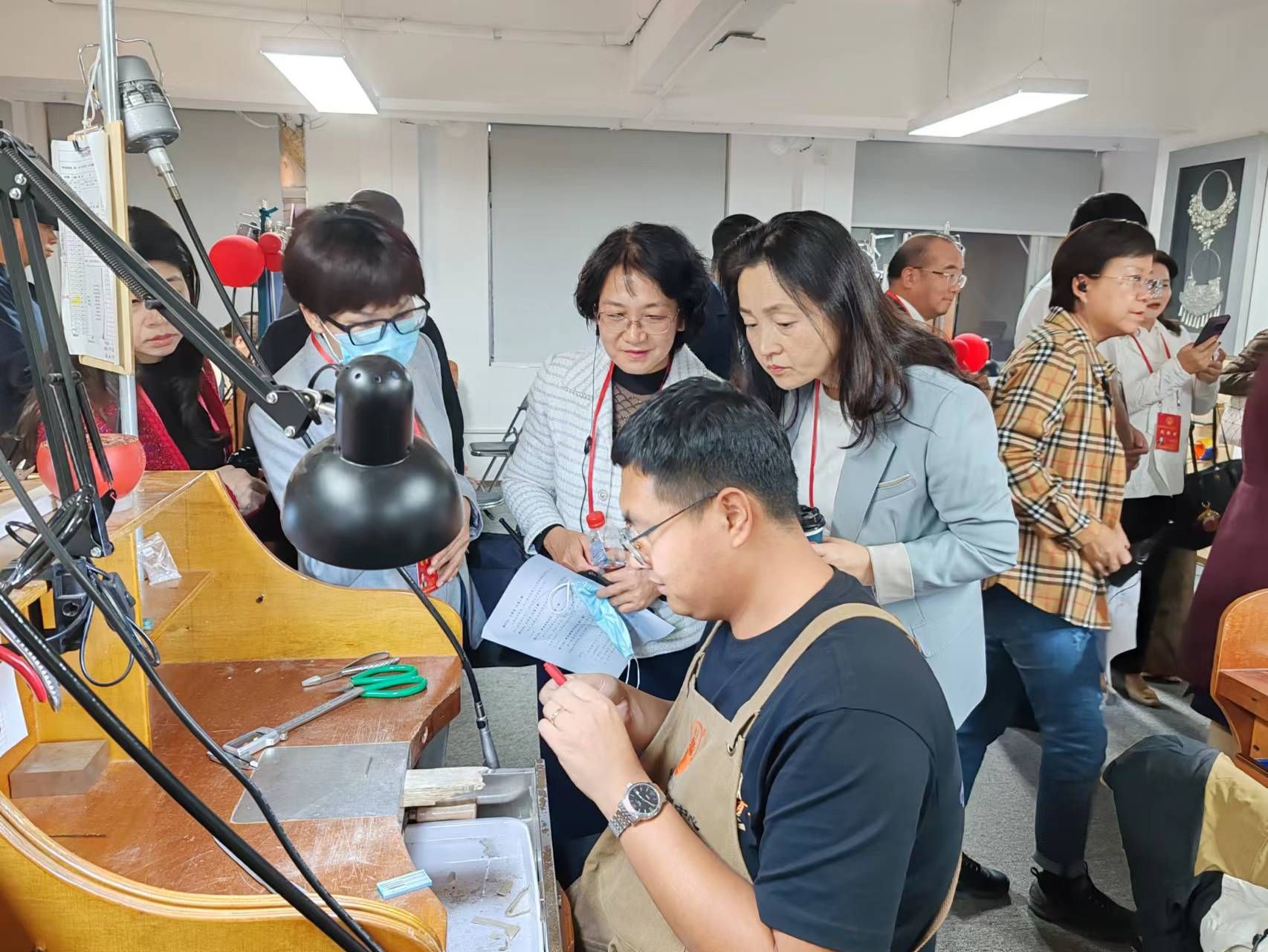 各级人大代表联合调研我市黄金珠宝产业发展，将“珠宝之都”的金字招牌擦得更亮