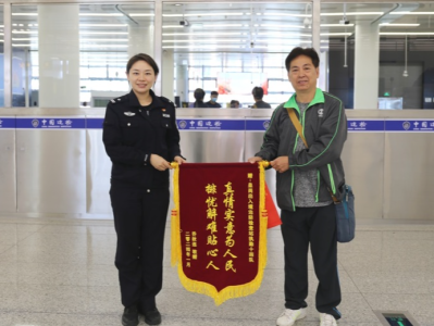 香港旅客出境前遗失手机 边检民警为其开路寻回