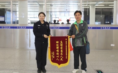 （重复）香港旅客出境前遗失手机 边检民警为其开路寻回