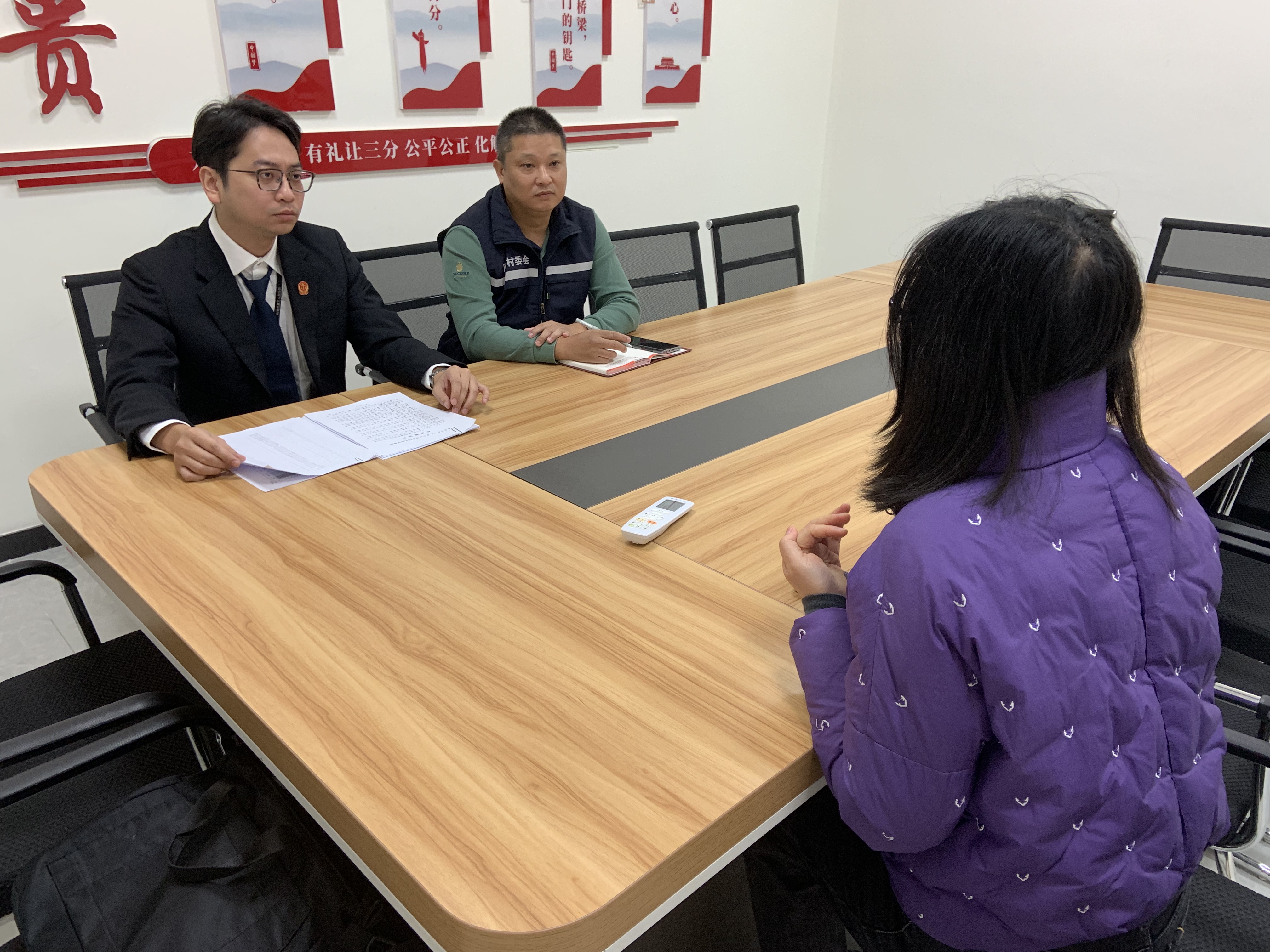东莞第三法院携手当地村委，为45名工人讨回76万余元工资