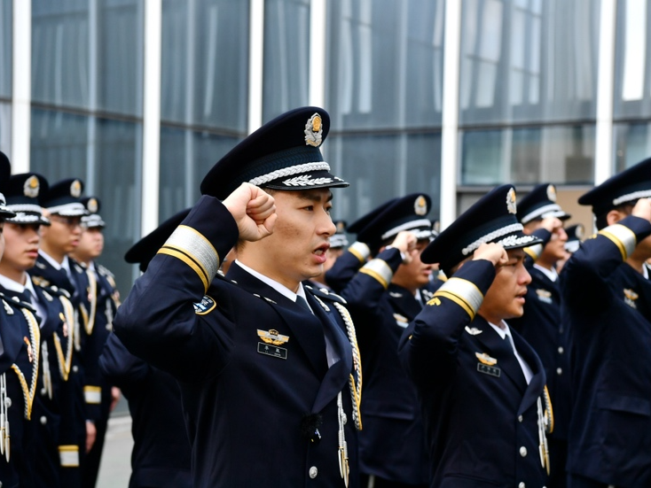 擎旗奋进铸忠诚 国门卫士勇担当——莲塘边检站举行重温人民警察誓词仪式