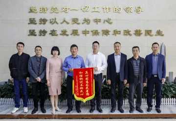 马田街道推动辉煌万家装饰城商铺实现集体搬迁 权利人送来锦旗表示感谢