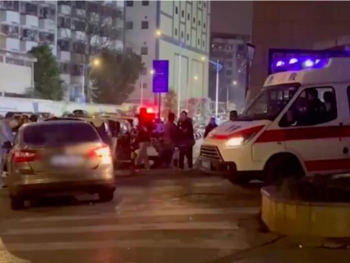 救护车被私家车挡路患者去世，家属发声