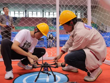 广东职校智能飞行器应用技术大赛在深职大举行