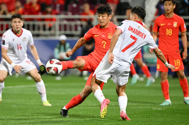 1月13日，中国队球员武磊（左二）在比赛中进攻。新华社发