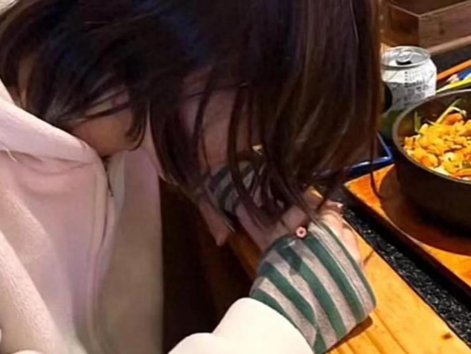 苏州一女子用餐被店员挟持作画？律师：商家应承担损害赔偿责任