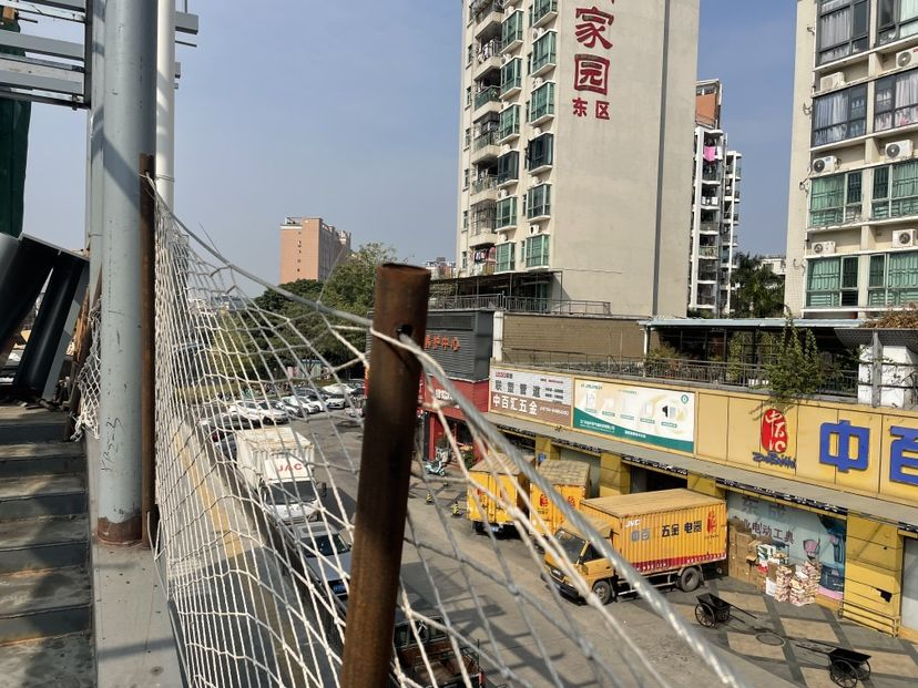 “过街天桥，你窥探我家隐私了”