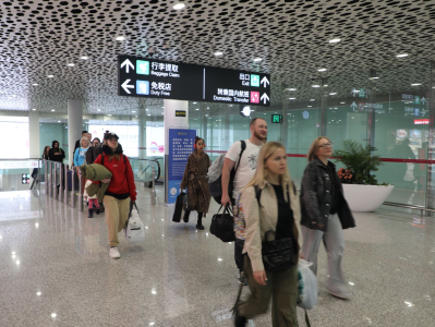 国家移民局外籍旅客免边检新政落地，深圳机场迎来首批过境免检旅客