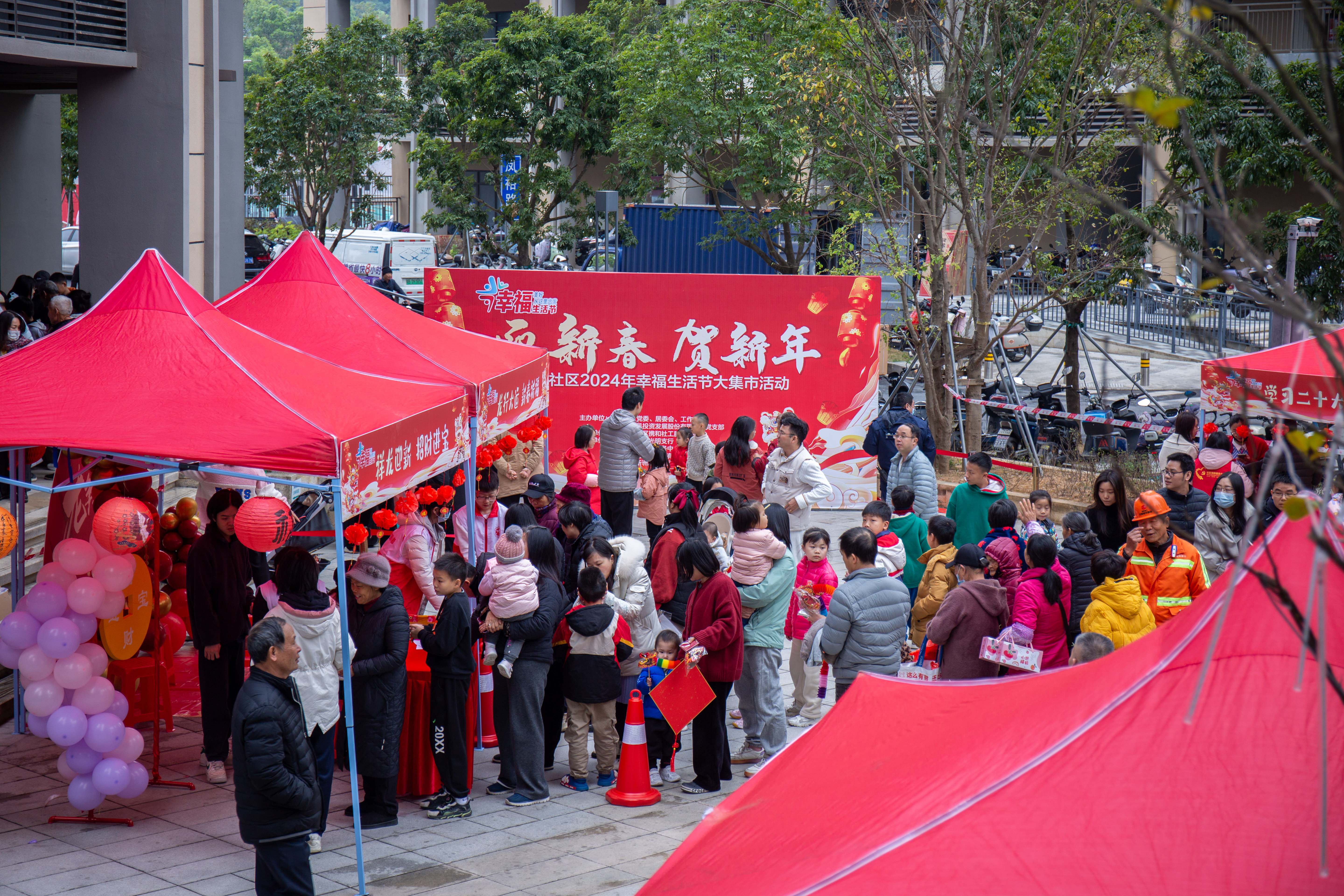 凤凰社区举办幸福生活节大集市