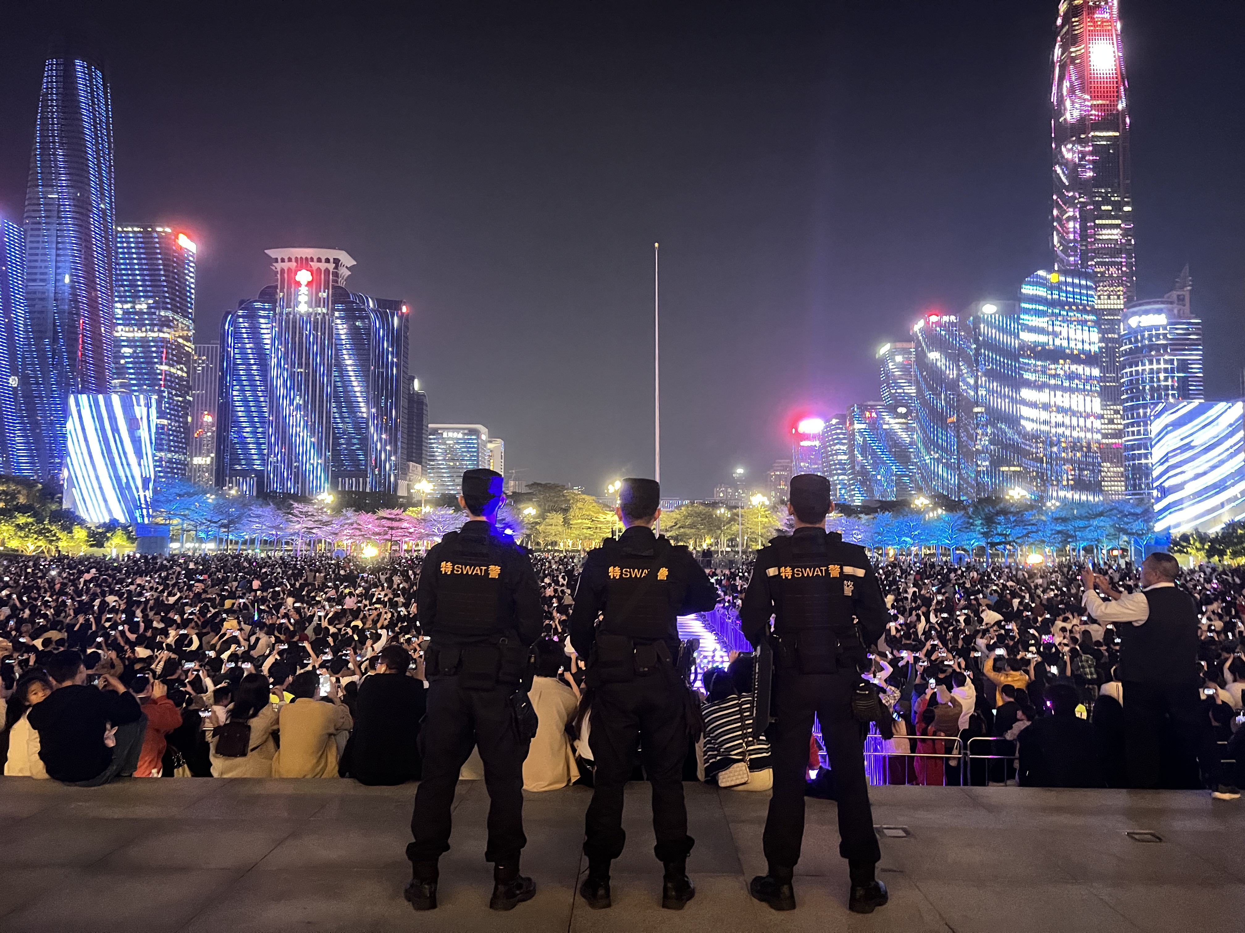 元旦假期社会面平稳有序，深圳公安每日安排1.8万名警力上路执勤